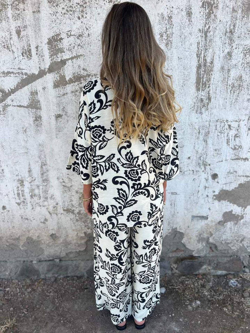 Completo casual in due pezzi con motivo a foglie e pantaloni a gamba larga