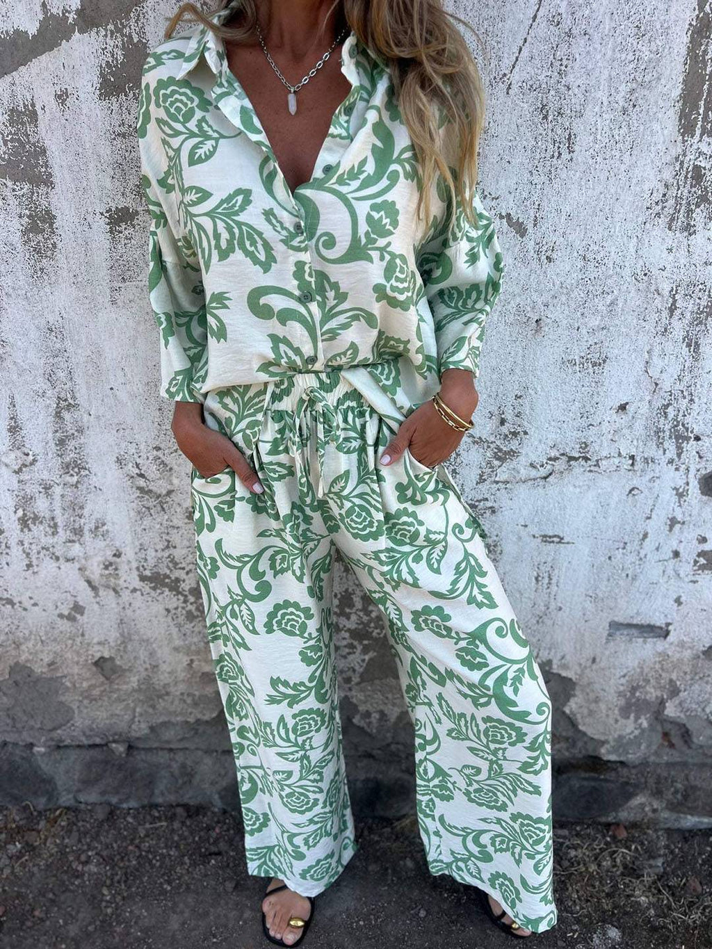 Completo casual in due pezzi con motivo a foglie e pantaloni a gamba larga