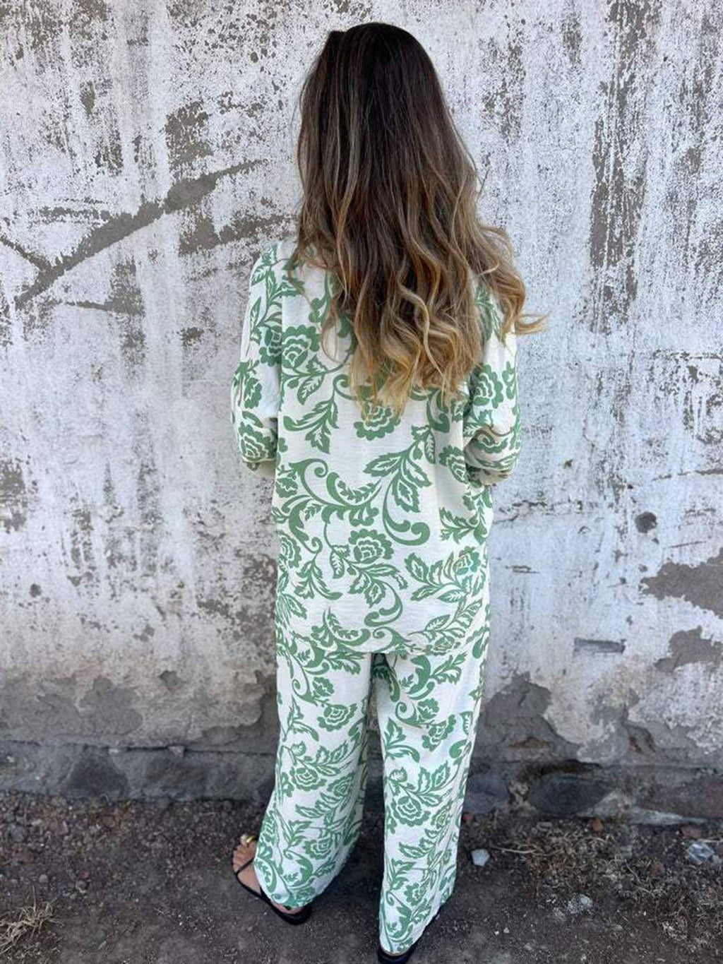 Completo casual in due pezzi con motivo a foglie e pantaloni a gamba larga