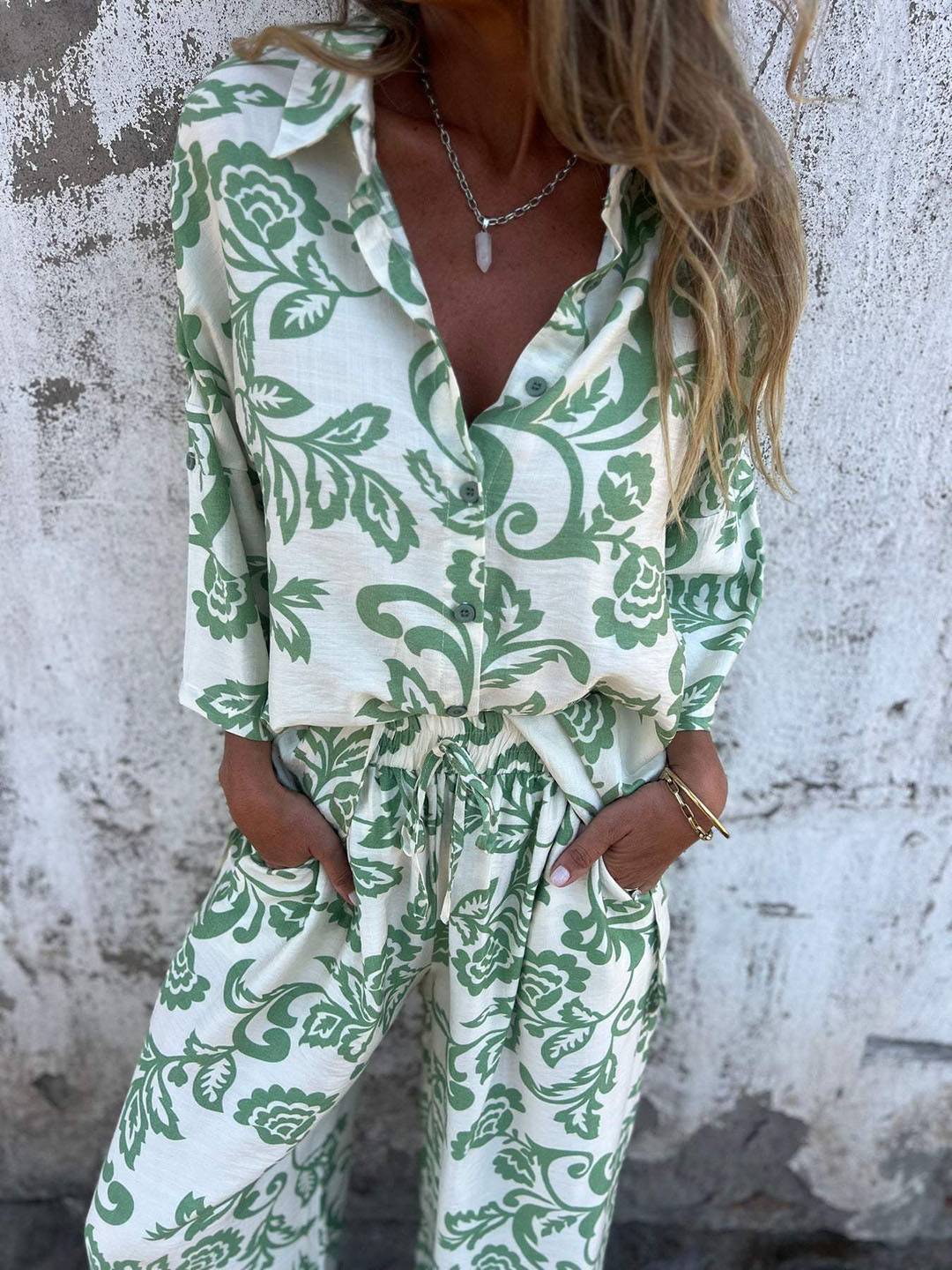 Completo casual in due pezzi con motivo a foglie e pantaloni a gamba larga