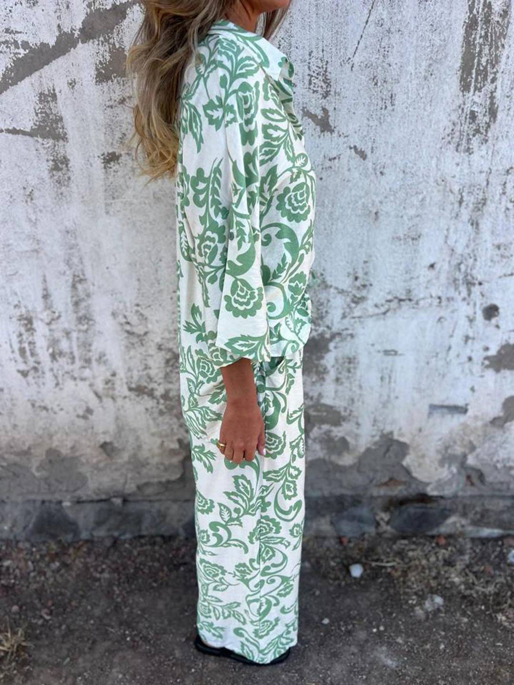 Completo casual in due pezzi con motivo a foglie e pantaloni a gamba larga