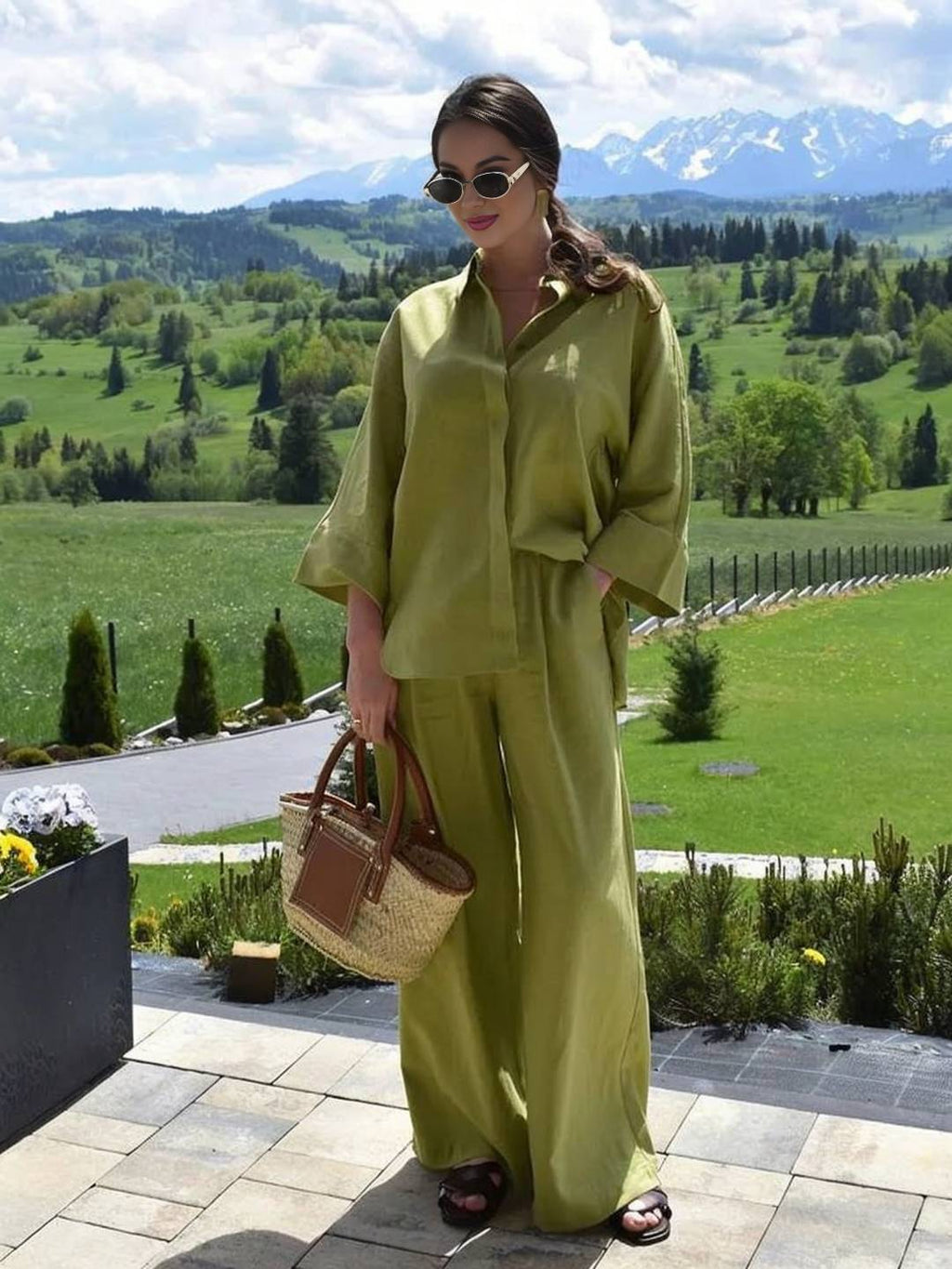 Completo composto da camicia ampia e pantaloni larghi in materiale leggero