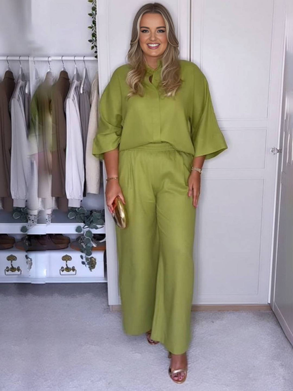 Completo composto da camicia ampia e pantaloni larghi in materiale leggero