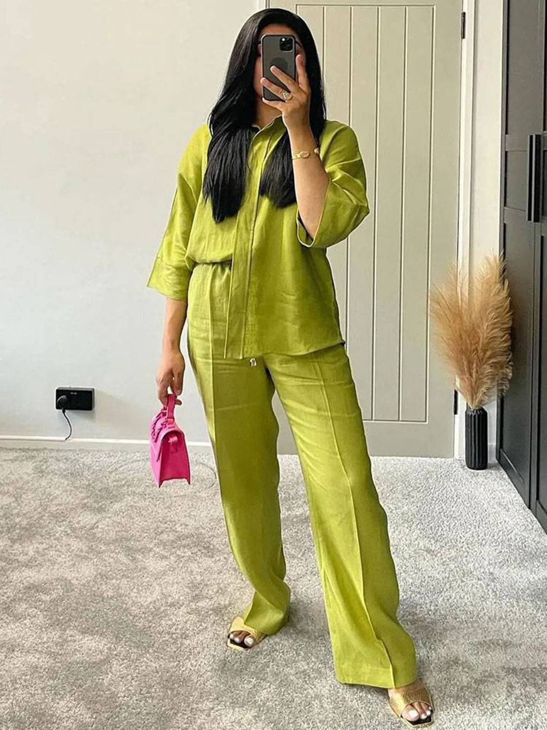 Completo composto da camicia ampia e pantaloni larghi in materiale leggero