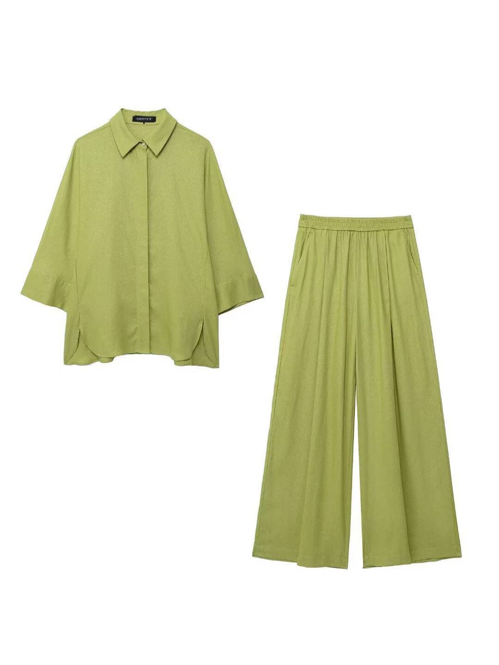 Completo composto da camicia ampia e pantaloni larghi in materiale leggero