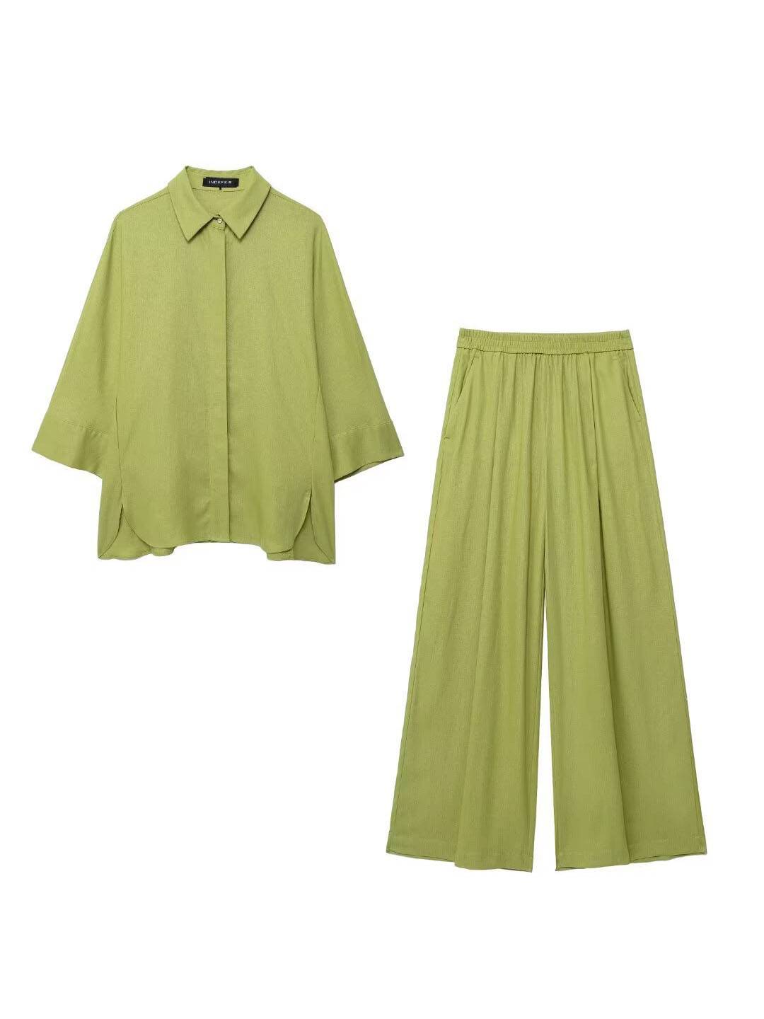 Completo composto da camicia ampia e pantaloni larghi in materiale leggero