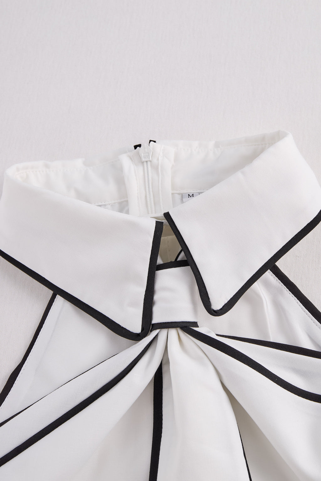 Camicetta bianca senza maniche con scollo all'americana – Top elegante con finiture a contrasto