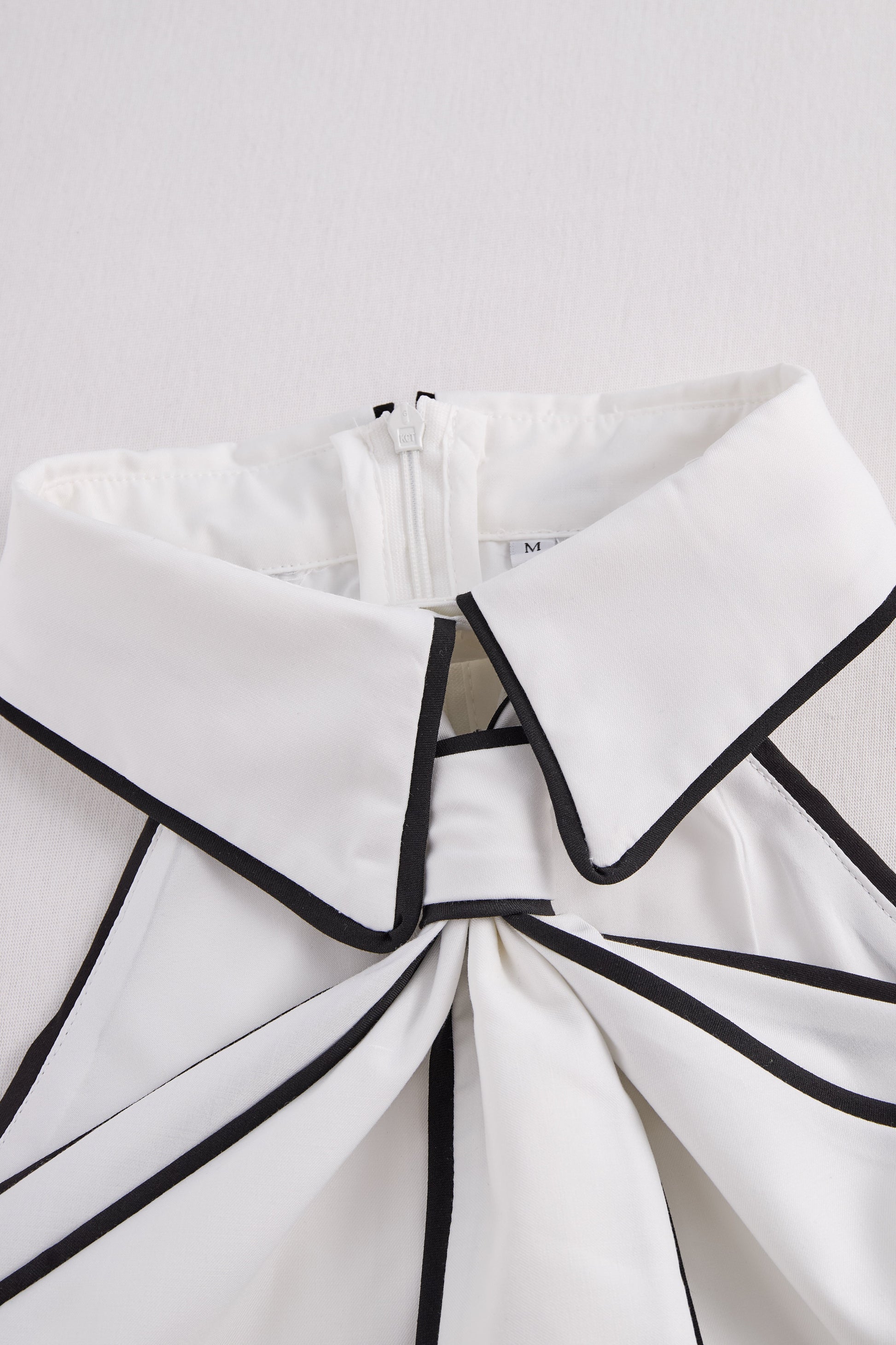 Camicetta bianca senza maniche con scollo all'americana – Top elegante con finiture a contrasto