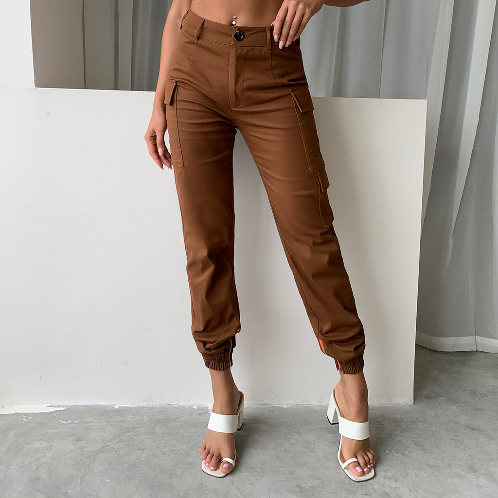 Pantalones cargo ajustados para mujer: estilo streetwear moderno y atrevido.