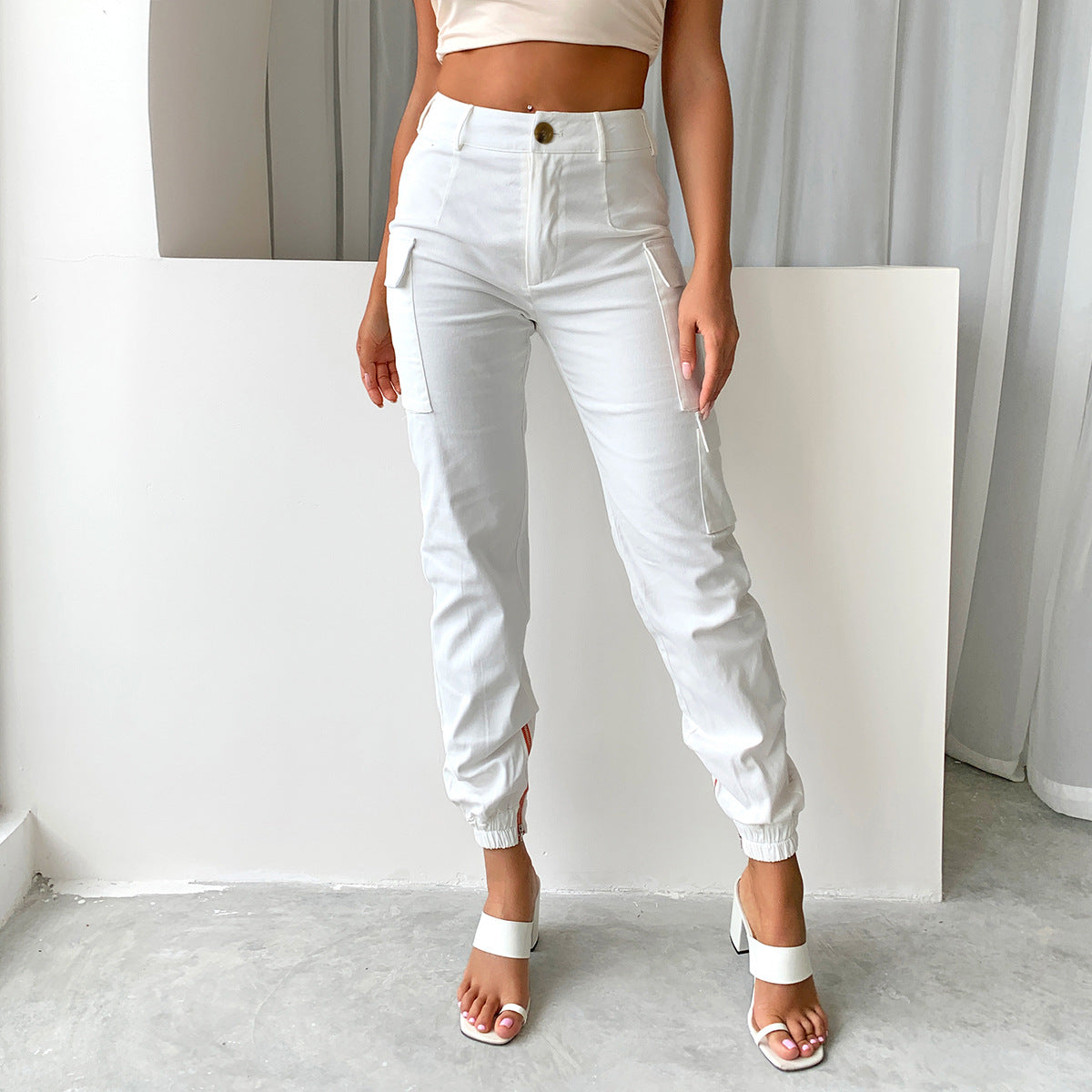 Pantalones cargo ajustados para mujer: estilo streetwear moderno y atrevido.