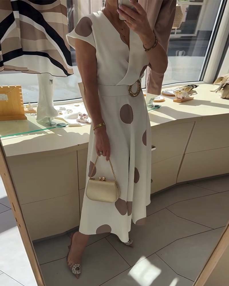 Abito da donna a pois con scollo a V - Femminile e valorizzante