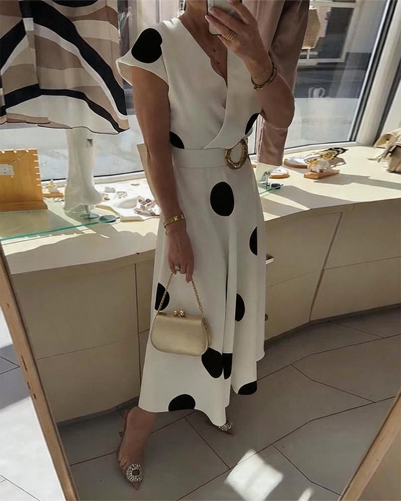 Abito da donna a pois con scollo a V - Femminile e valorizzante