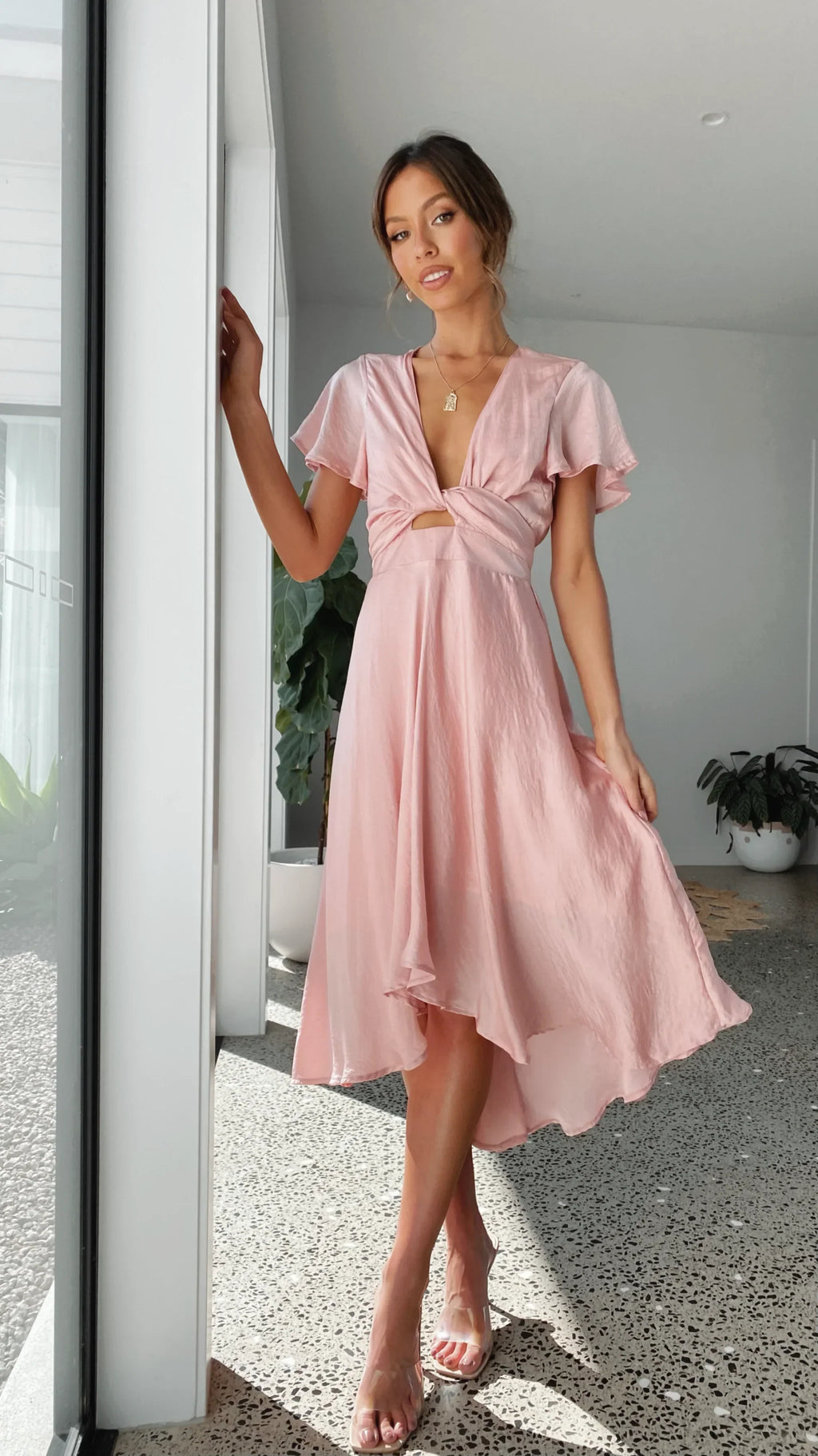Elegante abito midi in raso con scollo a V profondo da donna maniche a farfalla e gonna asimmetrica fluida