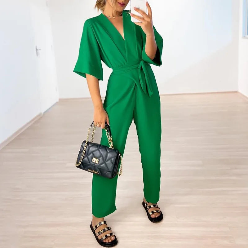 Tuta sartoriale sottile e sofisticata da donna con scollo a V