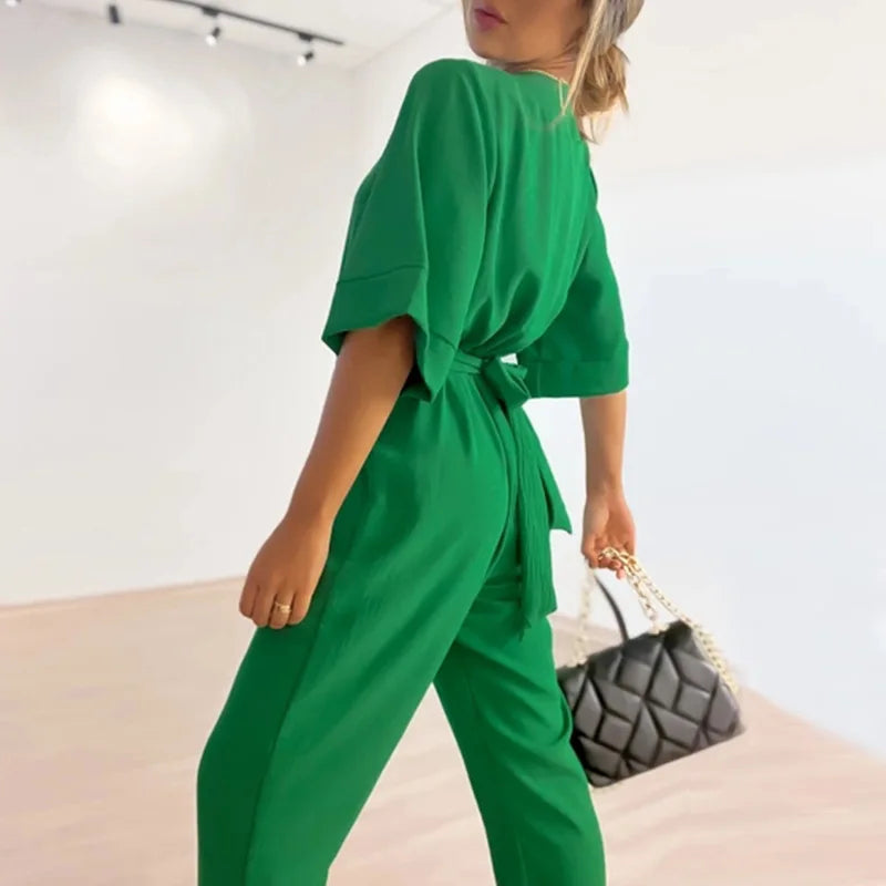 Tuta sartoriale sottile e sofisticata da donna con scollo a V