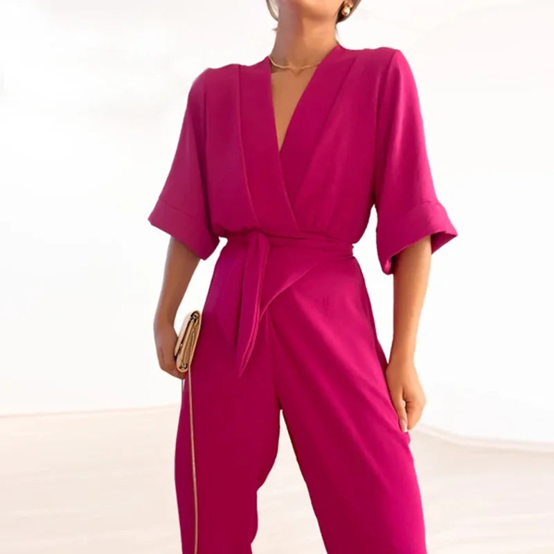 Tuta sartoriale sottile e sofisticata da donna con scollo a V