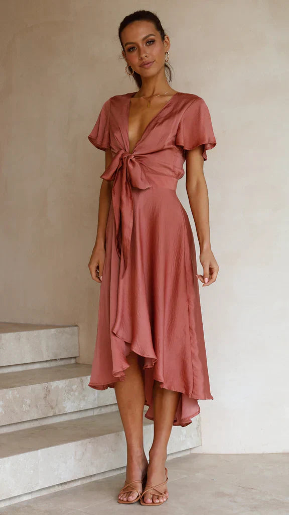 Elegante abito midi in raso con scollo a V profondo da donna maniche a farfalla e gonna asimmetrica fluida