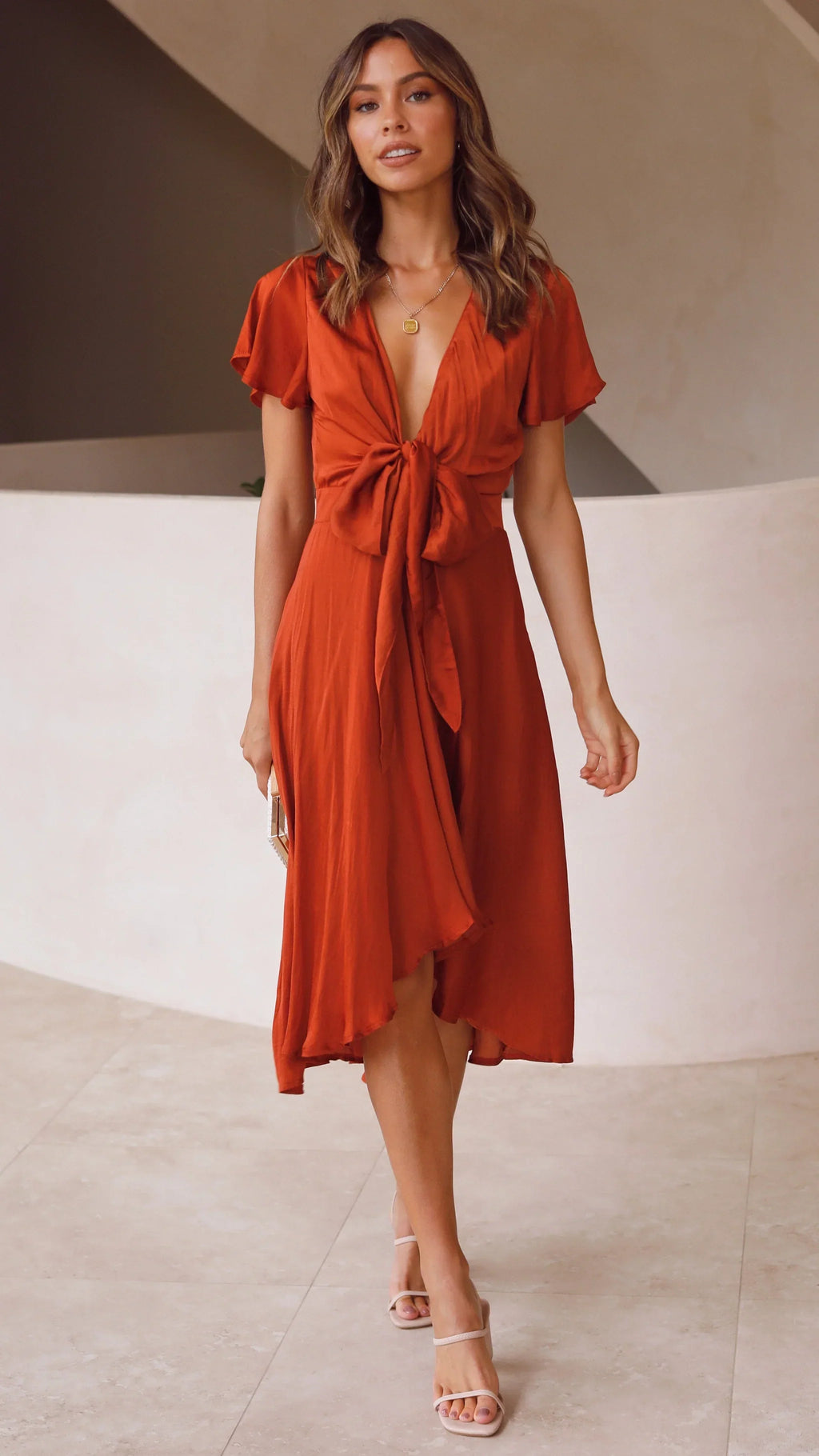 Elegante abito midi in raso con scollo a V profondo da donna maniche a farfalla e gonna asimmetrica fluida