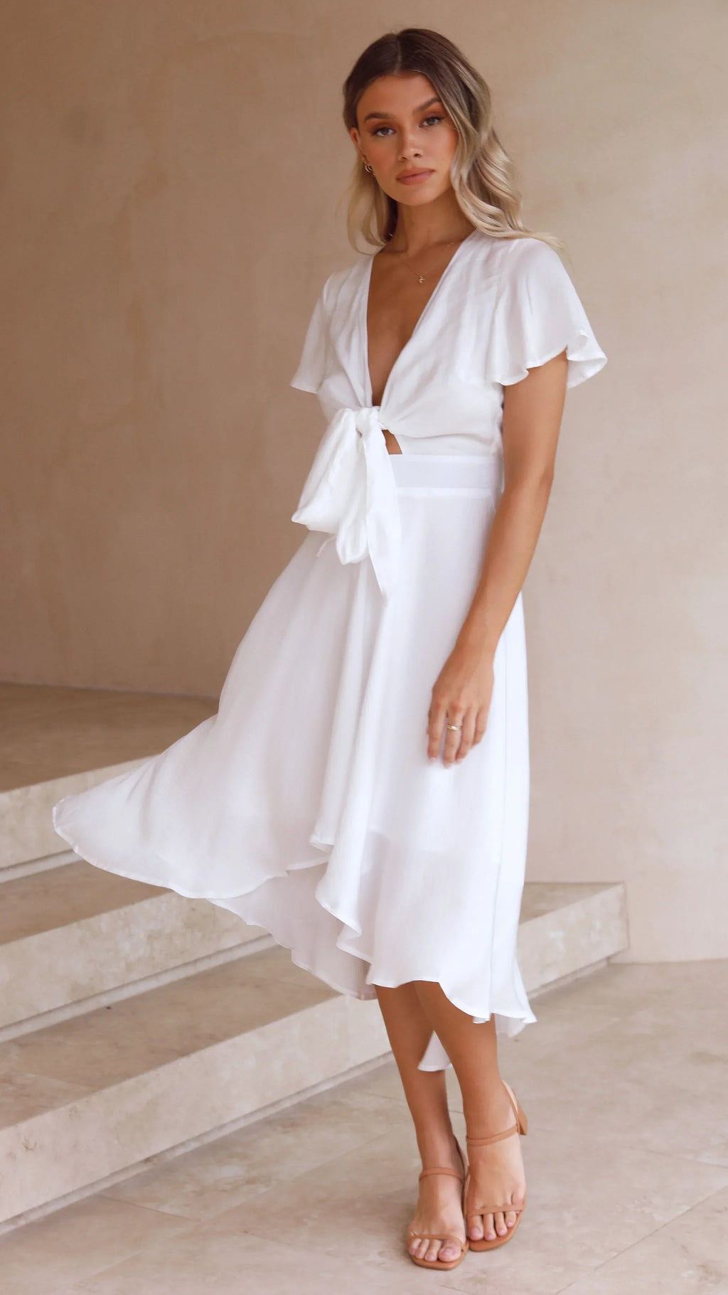 Elegante abito midi in raso con scollo a V profondo da donna maniche a farfalla e gonna asimmetrica fluida