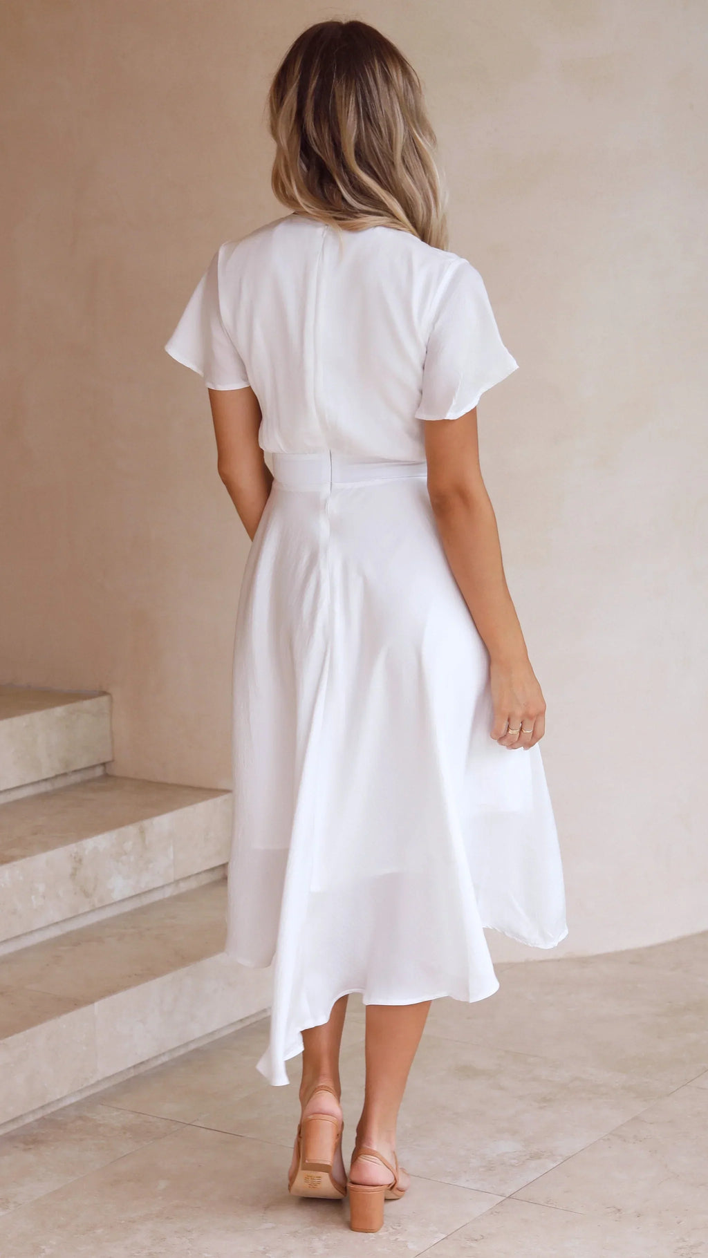 Elegante abito midi in raso con scollo a V profondo da donna maniche a farfalla e gonna asimmetrica fluida