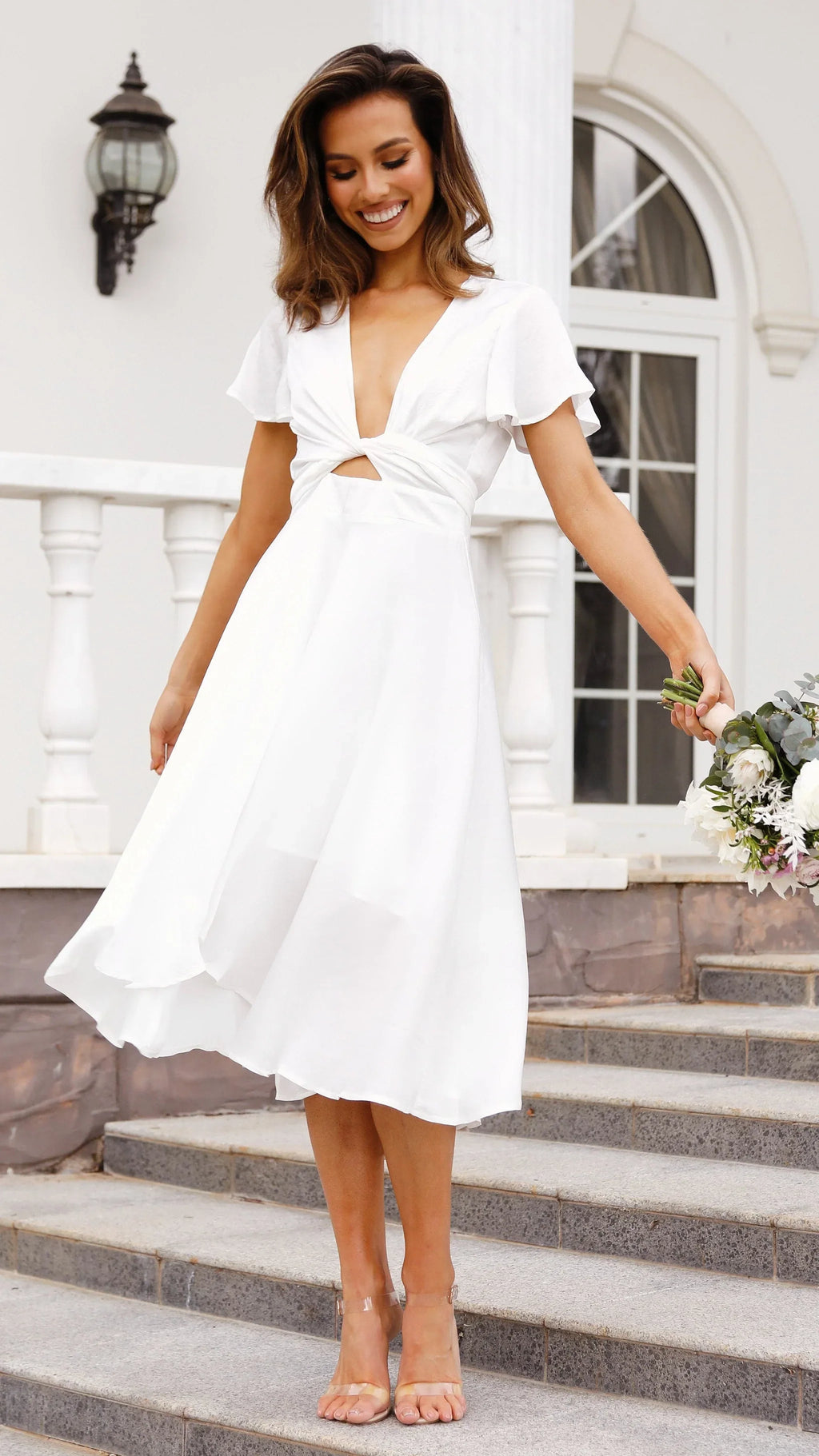 Elegante abito midi in raso con scollo a V profondo da donna maniche a farfalla e gonna asimmetrica fluida