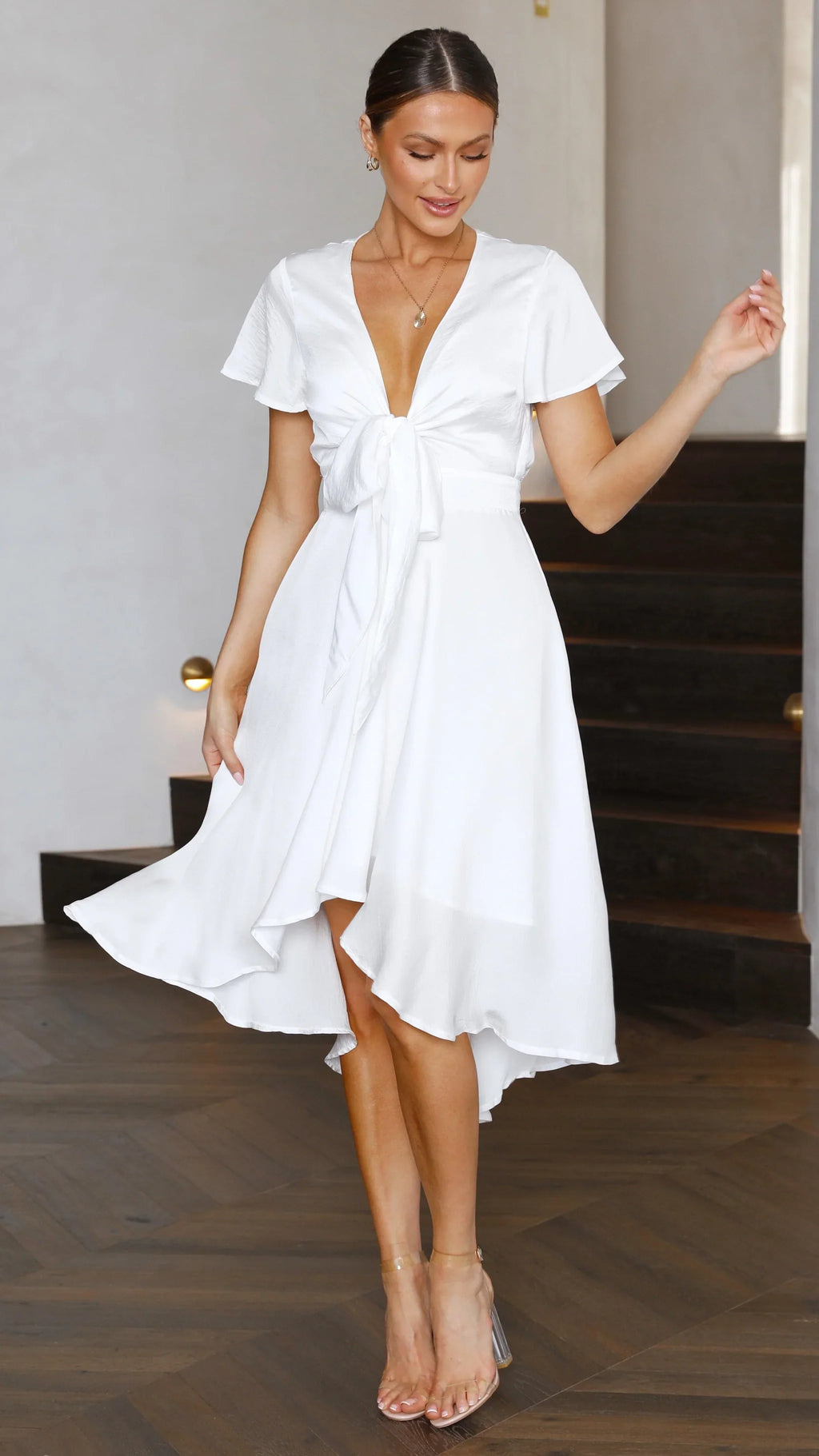 Elegante abito midi in raso con scollo a V profondo da donna maniche a farfalla e gonna asimmetrica fluida