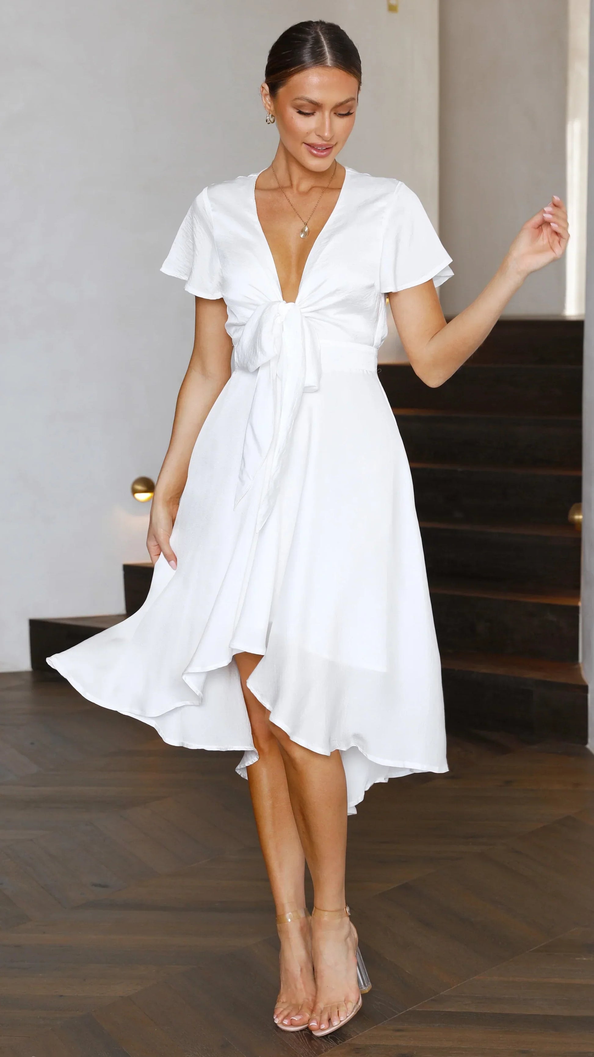 Elegante abito midi in raso con scollo a V profondo da donna maniche a farfalla e gonna asimmetrica fluida