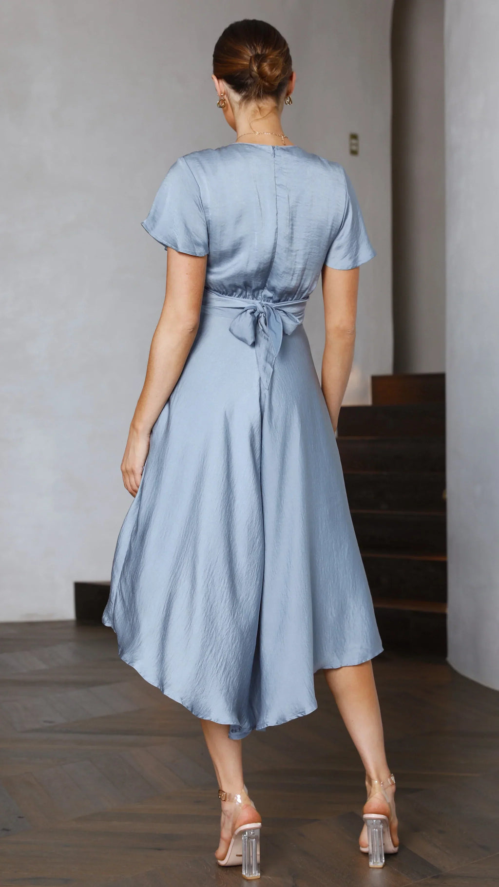 Elegante abito midi in raso con scollo a V profondo da donna maniche a farfalla e gonna asimmetrica fluida