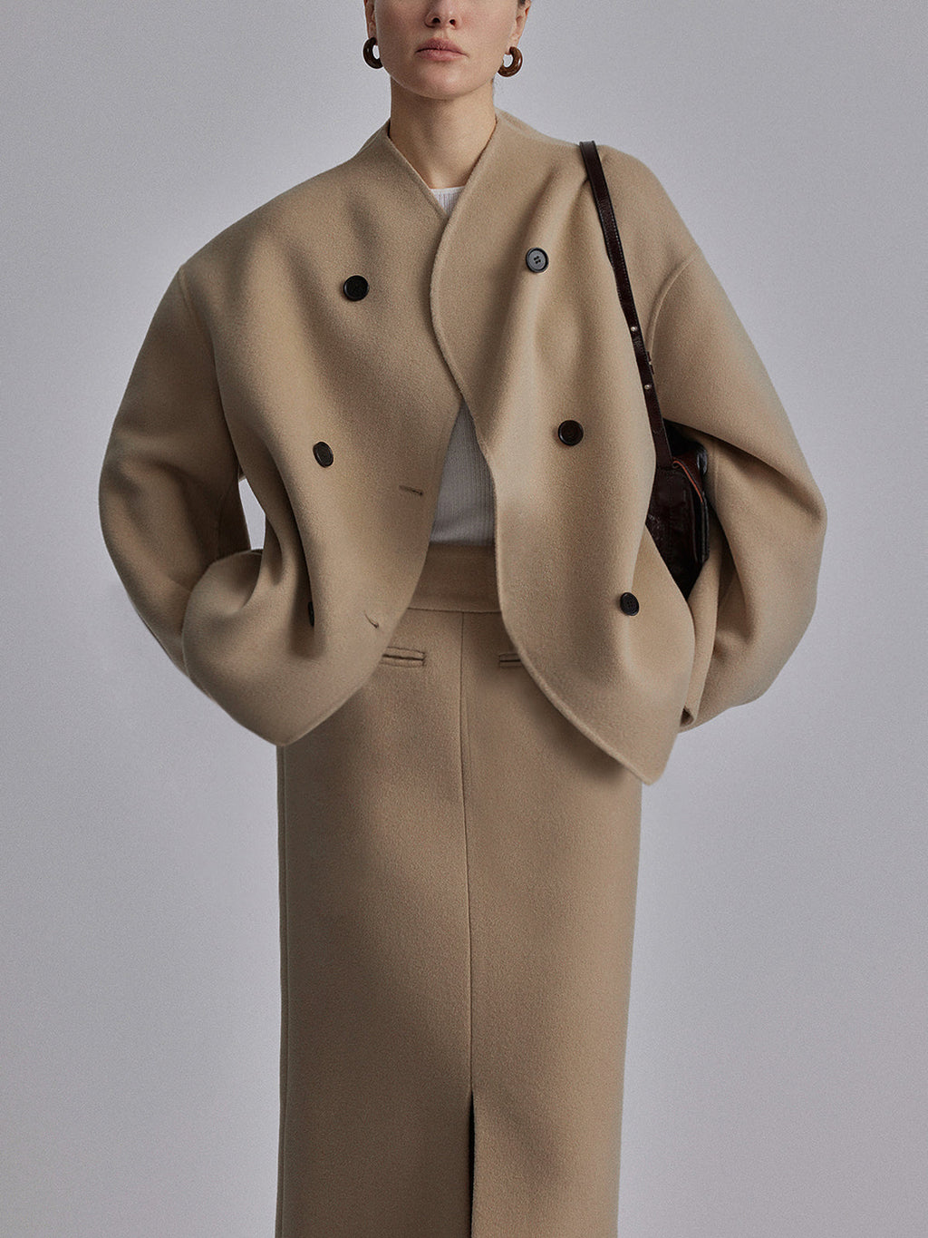 Giacca ampia con bottoni da donna - Giacca alla moda con collo alto