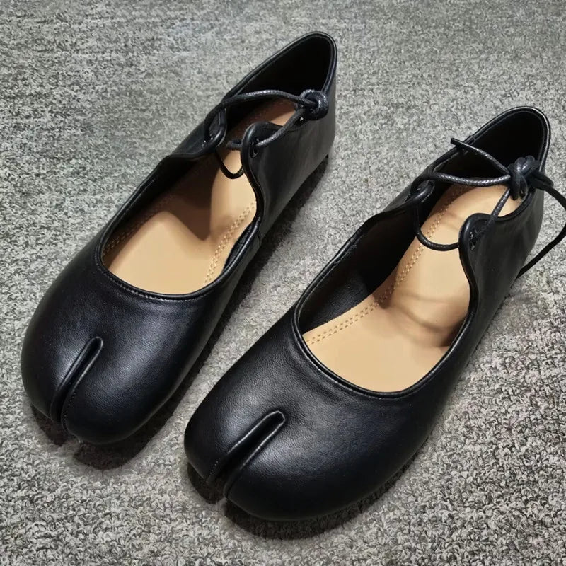 Scarpe basse Tabi da donna in morbida pelle – comode, eleganti e casual, perfette per tutti i giorni.