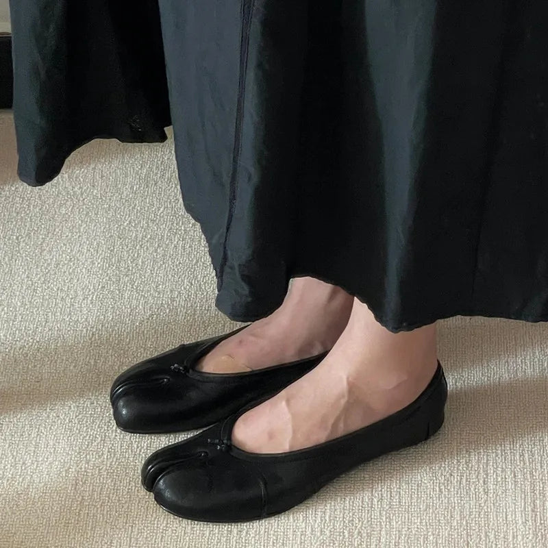 Scarpe basse Tabi da donna in morbida pelle – comode, eleganti e casual, perfette per tutti i giorni.