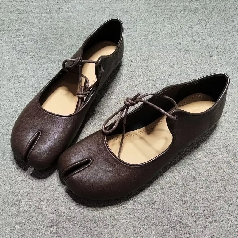 Scarpe basse Tabi da donna in morbida pelle – comode, eleganti e casual, perfette per tutti i giorni.