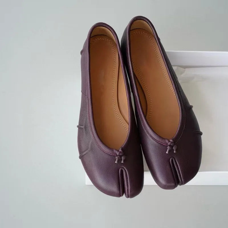 Scarpe basse Tabi da donna in morbida pelle – comode, eleganti e casual, perfette per tutti i giorni.