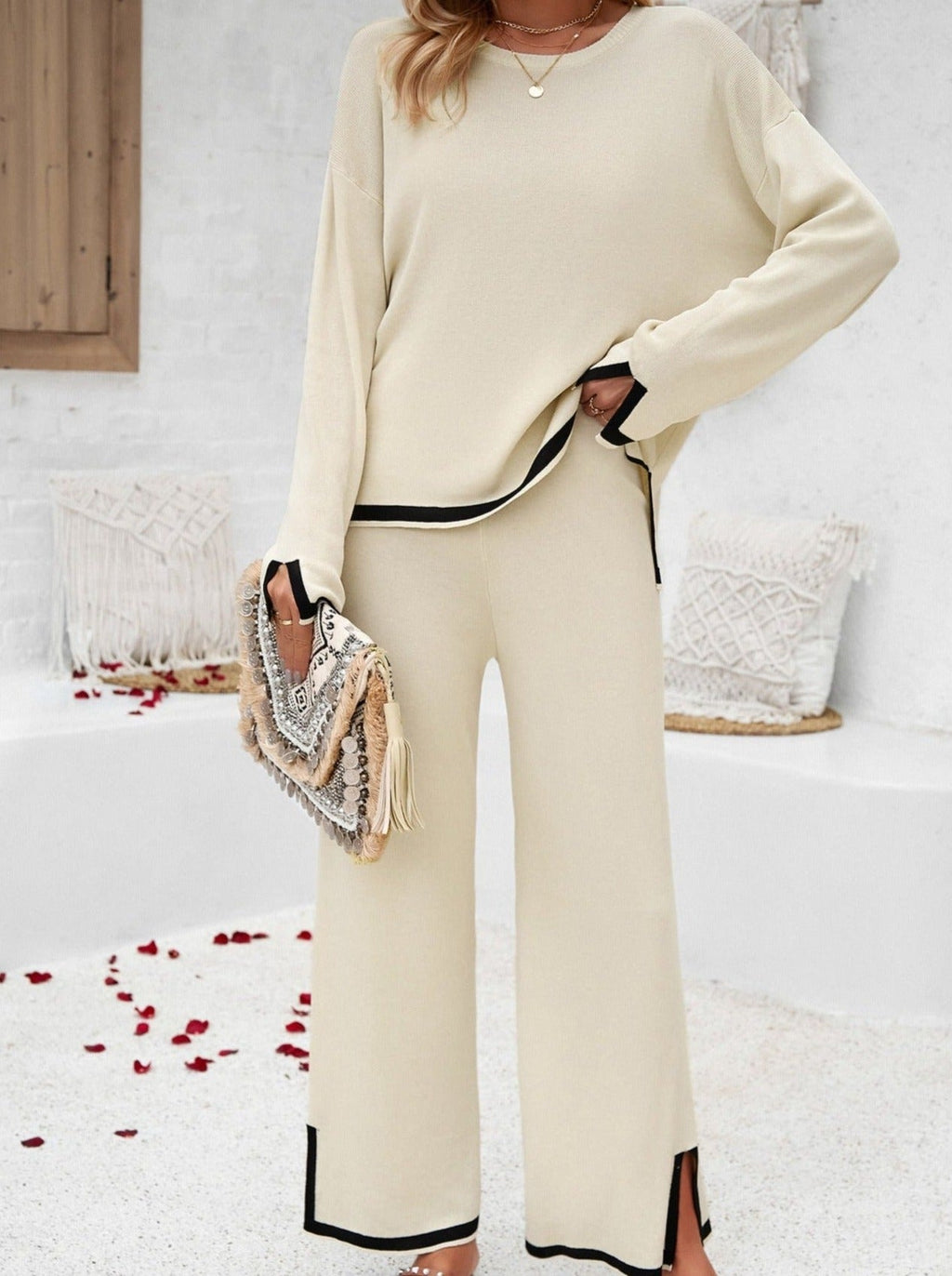 Elegante completo in maglia da donna composto da due pezzi - top con scollo rotondo e pantaloni a gamba larga