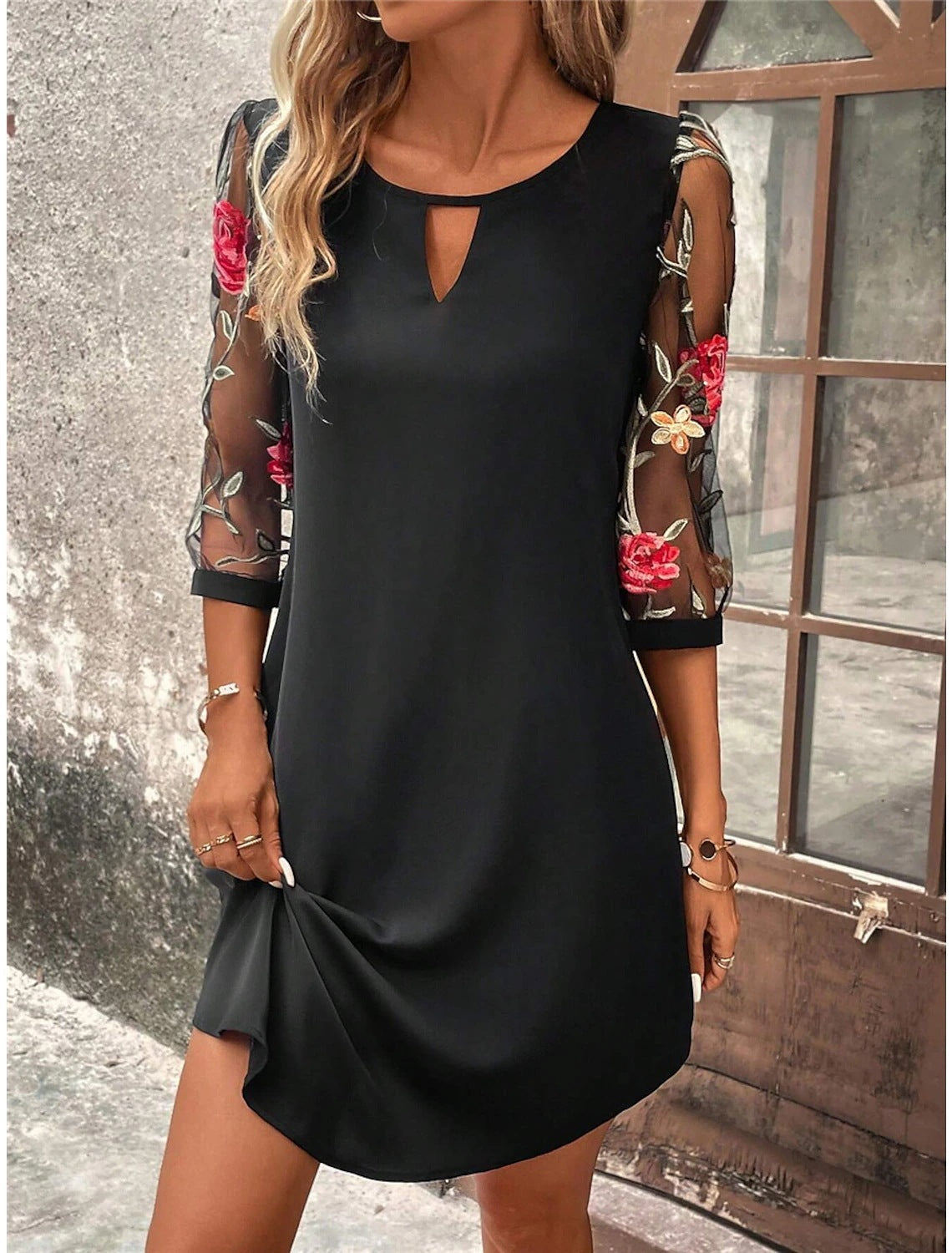 Elegante mini abito estivo da donna – Abito in rete con scollo rotondo e ricamo floreale