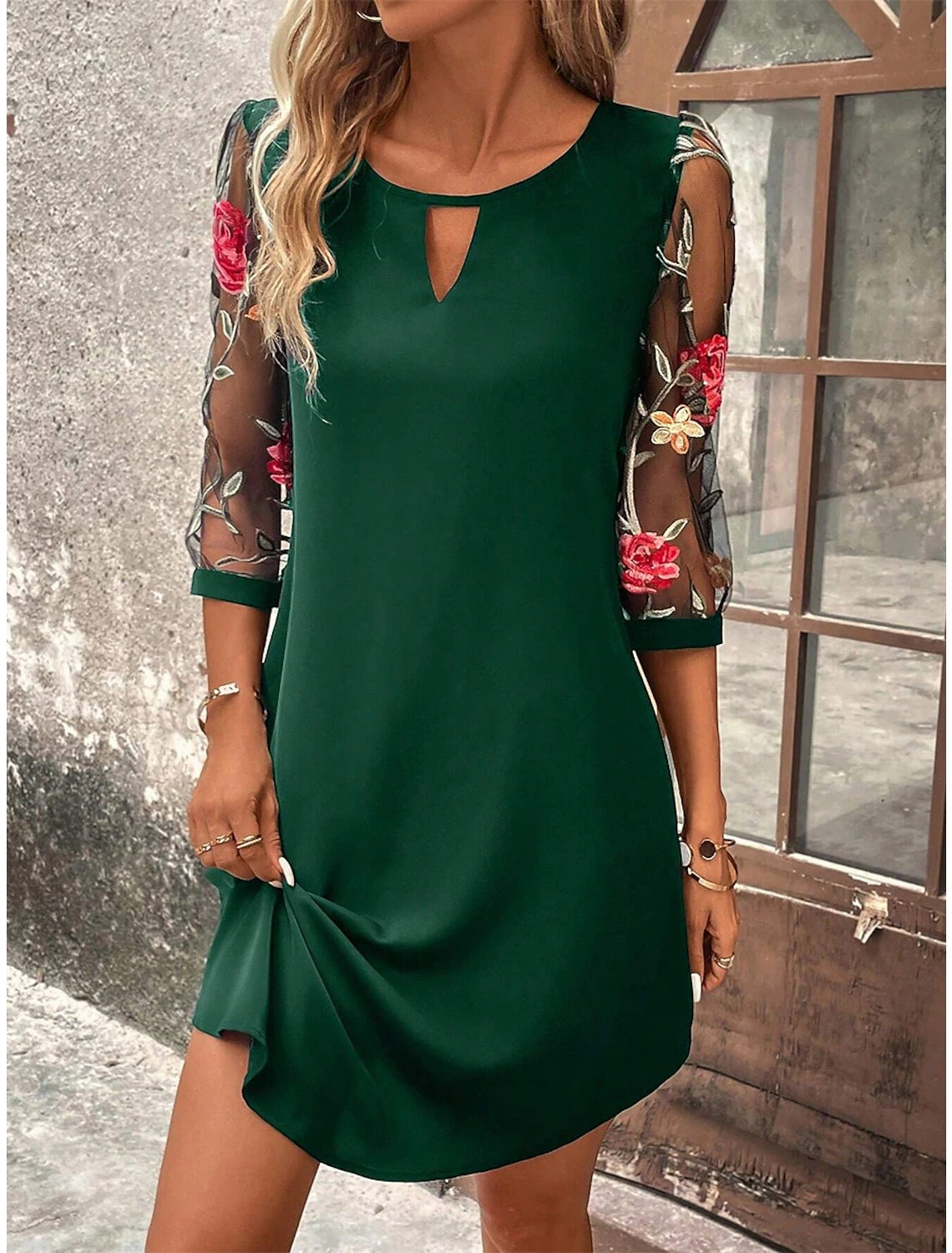 Elegante mini abito estivo da donna – Abito in rete con scollo rotondo e ricamo floreale