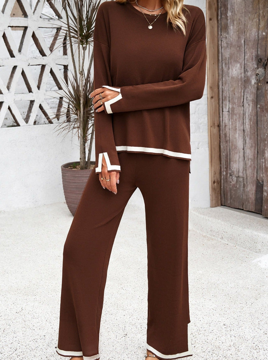 Elegante completo in maglia da donna composto da due pezzi - top con scollo rotondo e pantaloni a gamba larga