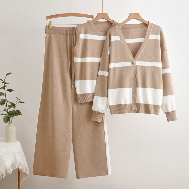 Completo in maglia da donna composto da 3 pezzi - gilet a righe canotta e pantaloni eleganti