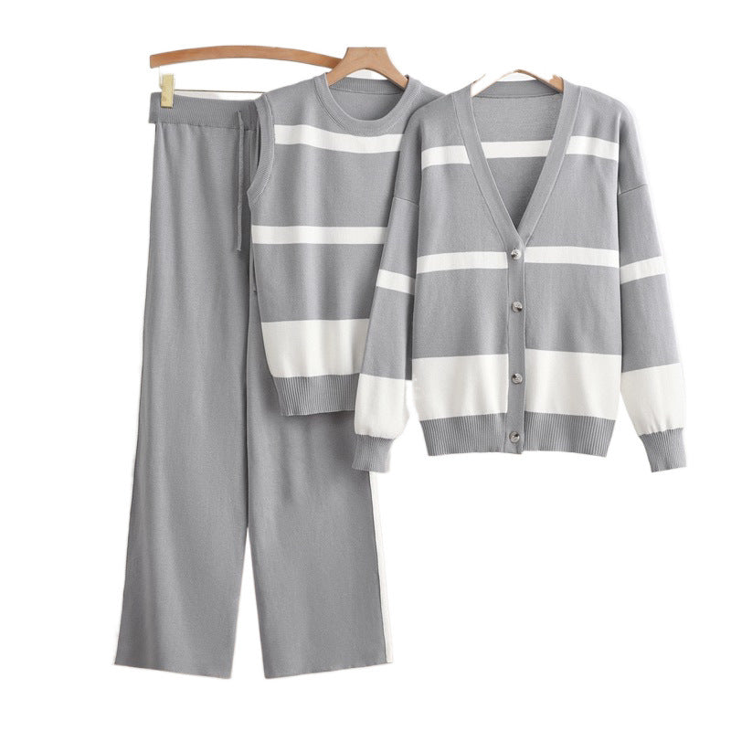 Completo in maglia da donna composto da 3 pezzi - gilet a righe canotta e pantaloni eleganti