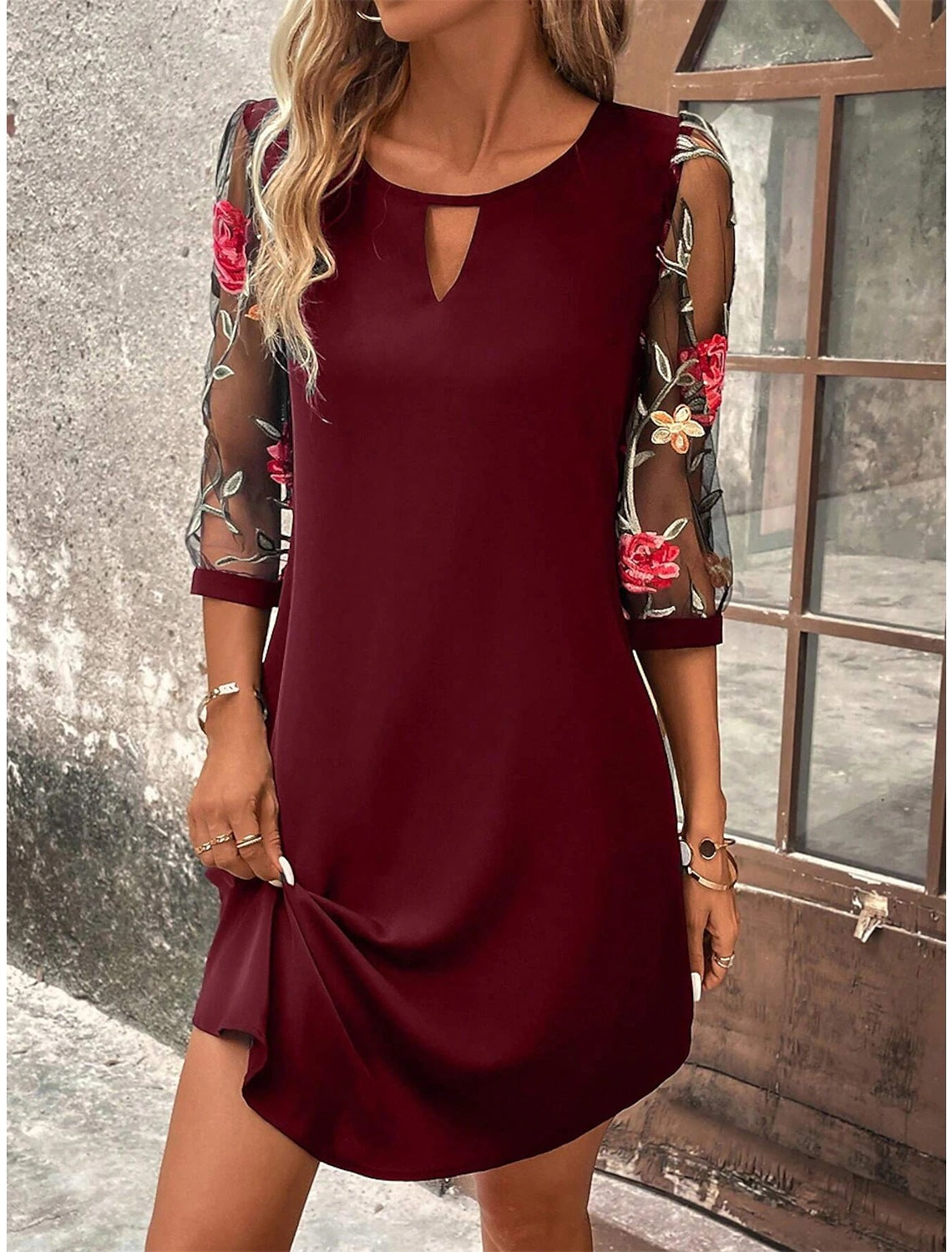 Elegante mini abito estivo da donna – Abito in rete con scollo rotondo e ricamo floreale