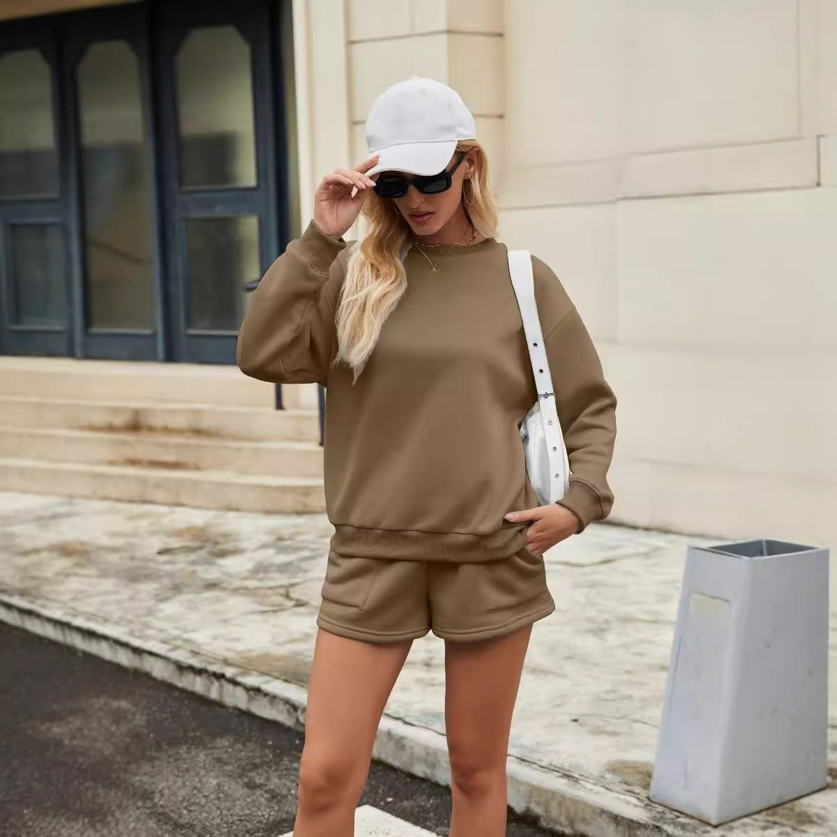 Completo sportivo casual da donna - felpa elegante e pantaloncini comodi
