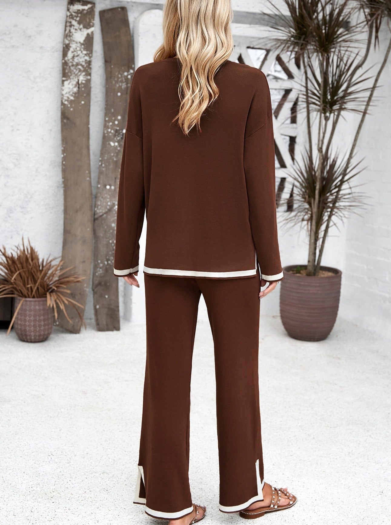 Elegante completo in maglia da donna composto da due pezzi - top con scollo rotondo e pantaloni a gamba larga