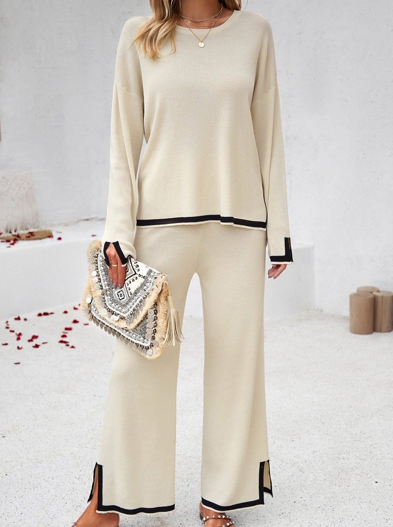 Elegante completo in maglia da donna composto da due pezzi - top con scollo rotondo e pantaloni a gamba larga