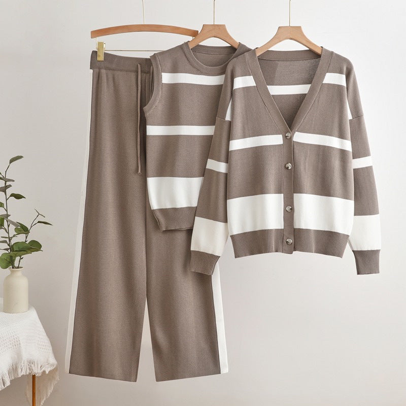 Completo in maglia da donna composto da 3 pezzi - gilet a righe canotta e pantaloni eleganti