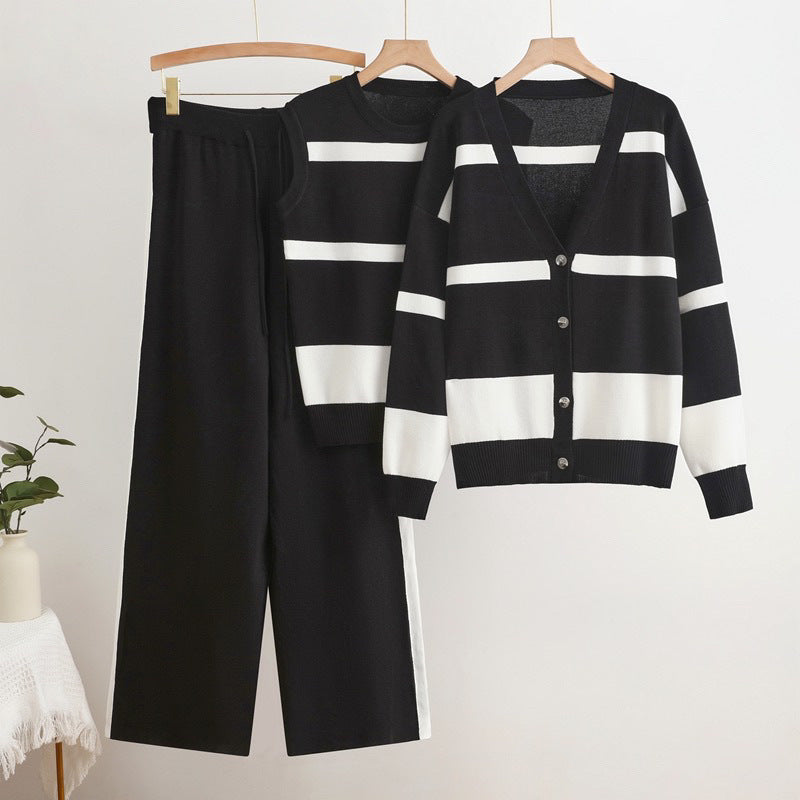 Completo in maglia da donna composto da 3 pezzi - gilet a righe canotta e pantaloni eleganti