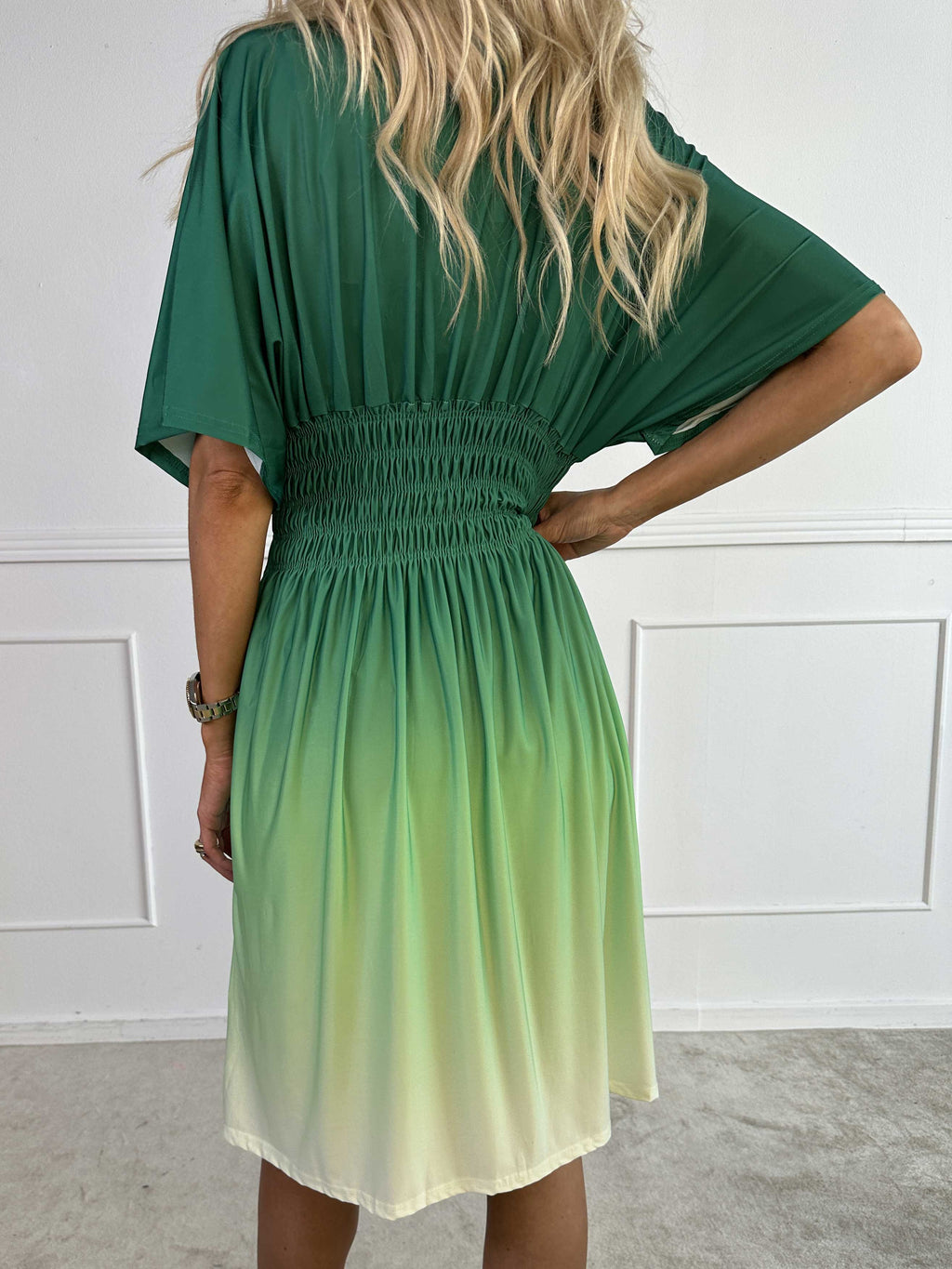 Elegante abito midi sfumato da donna – stile casual estivo con scollo a V