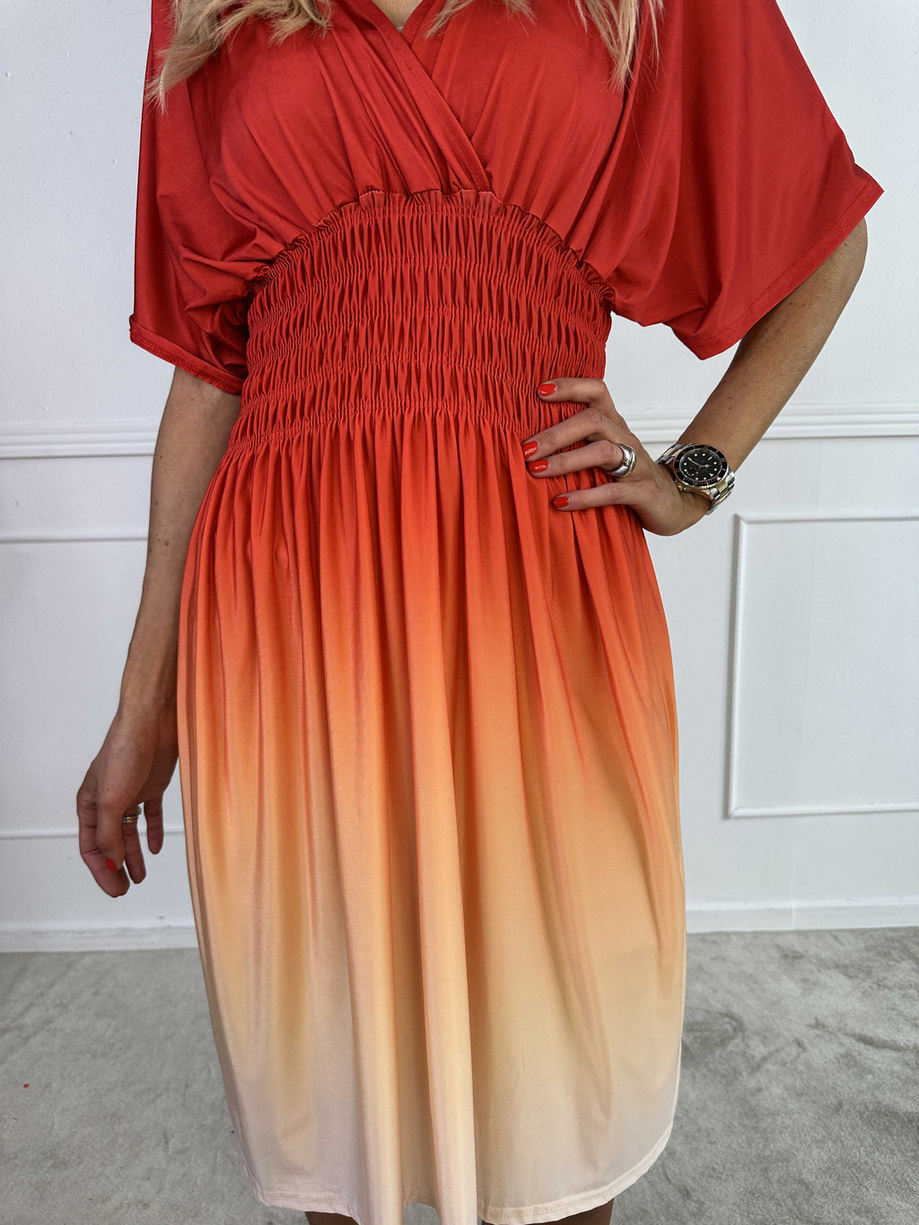 Elegante abito midi sfumato da donna – stile casual estivo con scollo a V