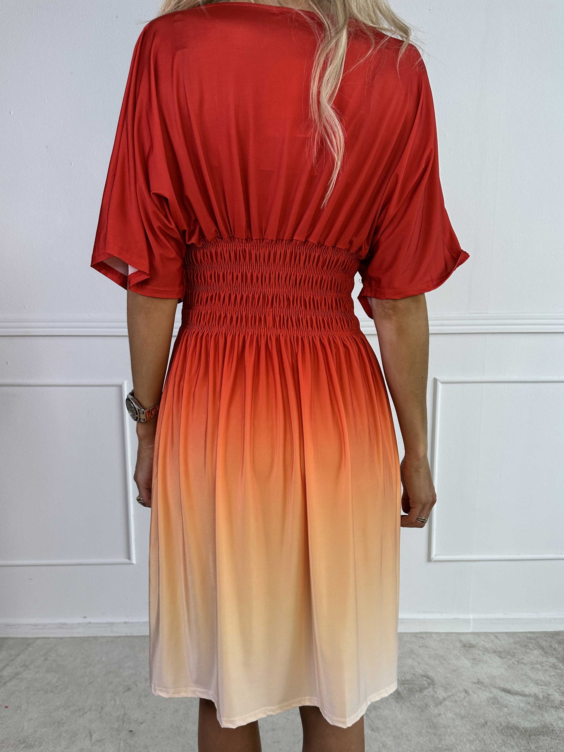 Elegante abito midi sfumato da donna – stile casual estivo con scollo a V