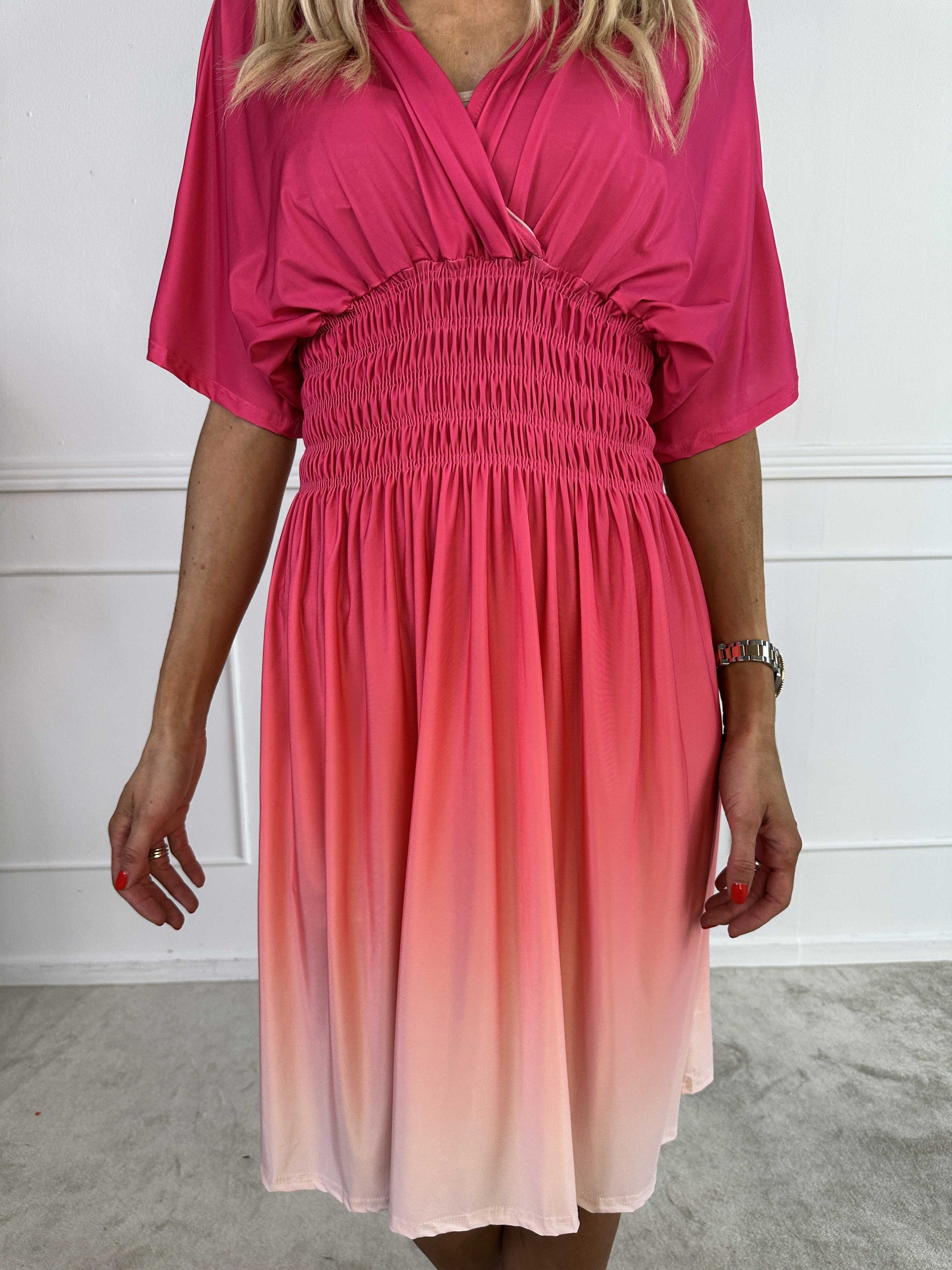 Elegante abito midi sfumato da donna – stile casual estivo con scollo a V