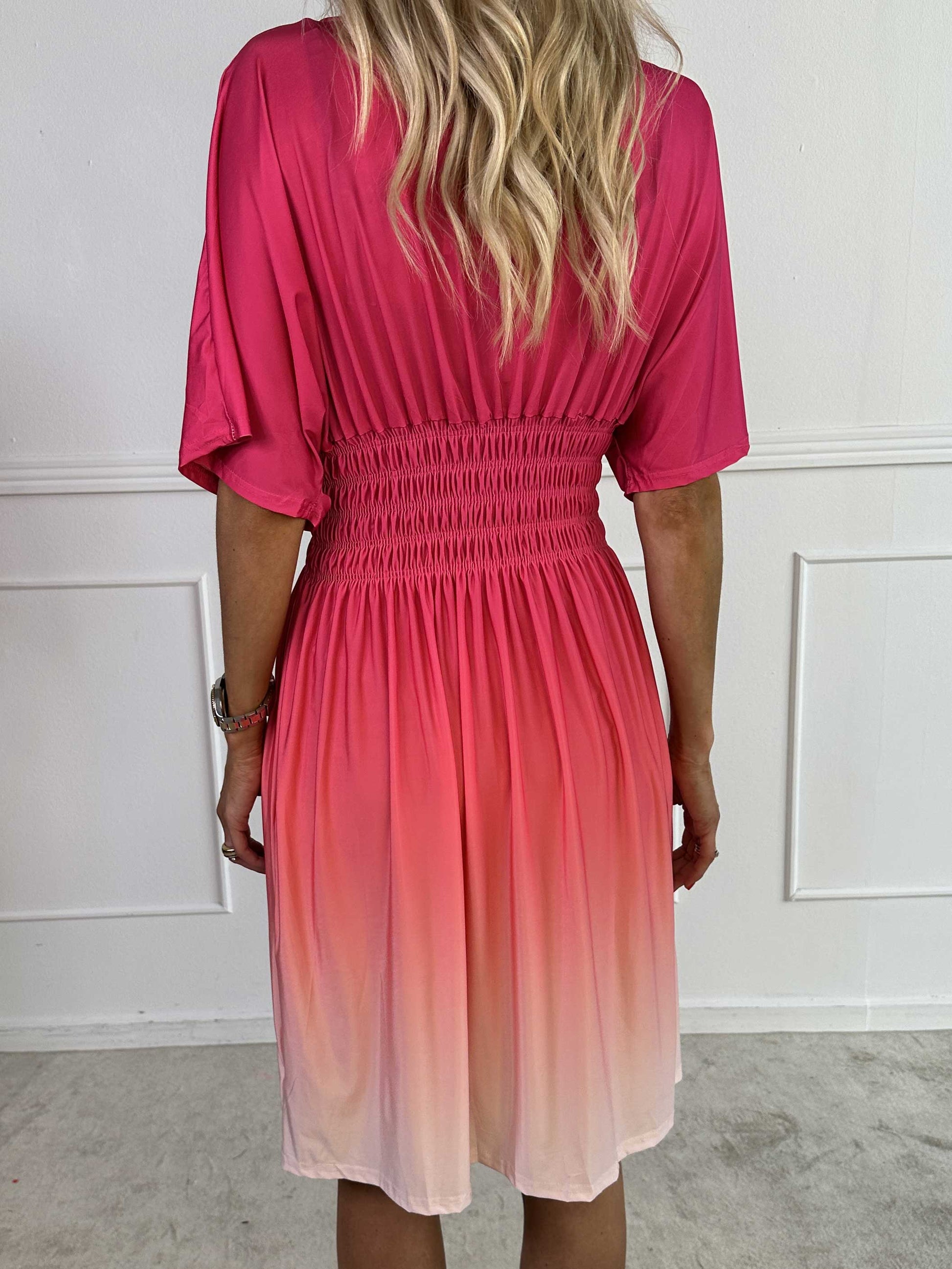 Elegante abito midi sfumato da donna – stile casual estivo con scollo a V